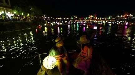 Vietnam : Hoi An éclaire les habitants et les touristes par ses lanternes