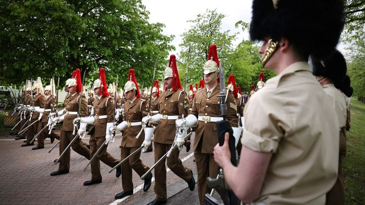 Des militaires lors d'une répétition de la procession pour le couronnement de Charles III, à Londres. (ADRIAN DENNIS / AFP)