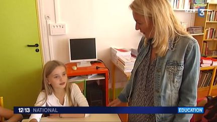 Emma rentre en CM1, &agrave; Meudon (Hauts-de-Seine), le 2 septembre 2014. Sa m&egrave;re lui explique que la cantine, le mercredi, est au centre de loisirs et non pas au sein de l'&eacute;cole. ( FRANCE 3 / FRANCETV INFO)