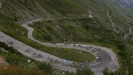 Le Tour de France au col de Sarenne, entre Gap et l'Alpe d'Huez, le 18 juillet 2013. (JOEL SAGET / AFP)