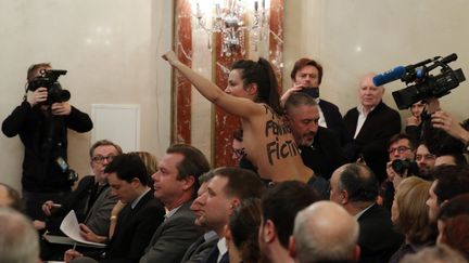 Une militante des Femen&nbsp;lors d'une conférence de presse de Marine Le Pen, à Paris, le 23 février 2017. (PHILIPPE WOJAZER / REUTERS)