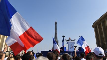 Eric Zemmour lors d'un meeting de campagne au Trocadero à Paris le 27 mars 2022. (JULIEN DE ROSA / AFP)