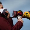 Une opposante à l'aéroport de Notre-Dame-des-Landes proteste, le 27 février 2016, à Héric (Loire-Atlantique). (JEAN-SEBASTIEN EVRARD / AFP)