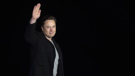 L'homme d'affaires Elon Musk lors d'une conférence de presse à Boca Chica (Texas, Etats-Unis), le 10 février 2022. (JIM WATSON / AFP)