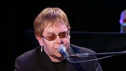 Musique : Elton John, un artiste à l’univers musical culte (FRANCE 2)