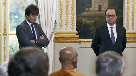 L'écologiste Nicolas Hulot et François Hollande face à des représentants religieux impliqués dans les problèmes environnementaux, le 10 décembre 2015 à l'Elysée. (MICHEL EULER / AFP)