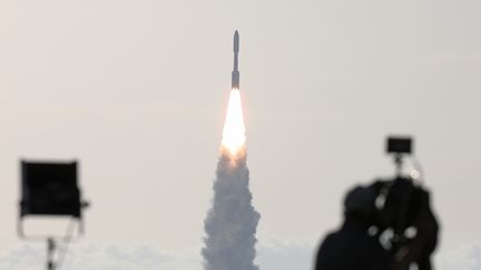 Le lancement de la fusée Atlas V abritant le robot Persévérance de la NASA, le 30 juillet 2020 en Floride (USA). (GREGG NEWTON / AFP)