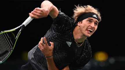 Alexander Zverev affronte Grigor Dimitrov en huitièmes de finale du Masters 1000 de Paris-Bercy. (CHRISTOPHE ARCHAMBAULT / AFP)