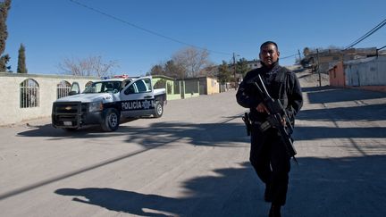 Un policier patrouille dans une rue de Ciudad Juarez, au nord du Mexique, en f&eacute;vrier 2013. (JESUS ALCAZAR / AFP)