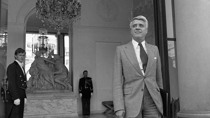 Le ministre du Travail Robert Boulin quitte l'Elys&eacute;e, le 26 septembre 1976, apr&egrave;s avoir particip&eacute; au conseil des ministres. Son corps a &eacute;t&eacute; retrouv&eacute; trois jours plus tard, dans un &eacute;tang. (MARCEL BINH / AFP)