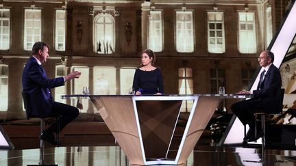 Yannick Jadot face à Eric Zemmour sur le plateau d'"Elysée 2022", l'émission politique de France 2 pour la présidentielle, présentée par Léa Salamé. (THOMAS COEX / AFP)