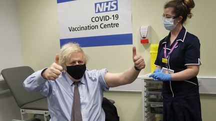 Le Premier ministre britannique Boris Johnson lors de sa vaccination contre le Covid-19, à Londres (Royaume-Uni) le 19 mars 2021 (FRANK AUGSTEIN / POOL)