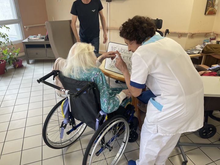 A self-employed caregiver at Hibiscus in Lyon, a USLD (Long-Term Care Unit) for dependent elderly people.  (ANNE-LAURE DAGNET / RADIO FRANCE)