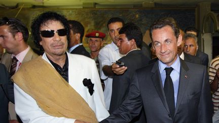 Mouammar Kadhafi et Nicolas Sarkozy à Tripoli (Libye), le 25 juillet 2007. (PATRICK KOVARIK / AFP)