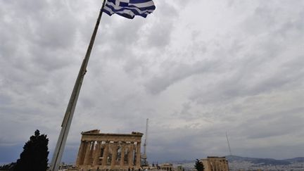 Drapeau grec sur fond de Parthénon (AFP/ARIS MESSINIS)