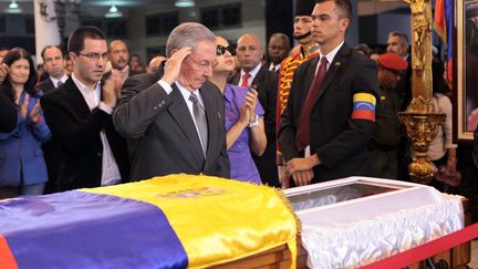 Le pr&eacute;sident cubain Raul Castro salue la d&eacute;pouille d'Hugo Chavez au sein de l'Acad&eacute;mie militaire &agrave; Caracas, le 8 mars 2013. (MAXPPP)