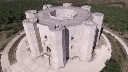 Castel del Monte, un château du 13e siècle qui ne ressemble à aucun autre.
 (France 2 Culturebox)