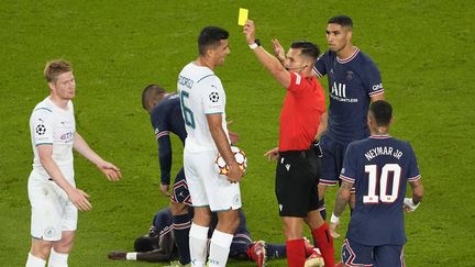 Kevin De Bruyne averti d'un acrton jaune pour un tacle sur le tibia d'Idrissa Gueye, au Parc des Princes, le mercredi 28 septembre 2021. (MICHEL EULER/AP/SIPA / SIPA)