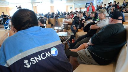 Des employ&eacute;s de la SNCM participent &agrave; une assembl&eacute;e g&eacute;n&eacute;rale, le 10 juillet 2014, &agrave; Marseille (Bouches-du-Rh&ocirc;ne). (BORIS HORVAT / AFP)