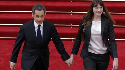 Nicolas Sarkozy quitte l'Elys&eacute;e accompagn&eacute; de sa femme Carla Bruni, le 15 mai 2012 &agrave; Paris. (PATRICK KOVARIK / AFP)