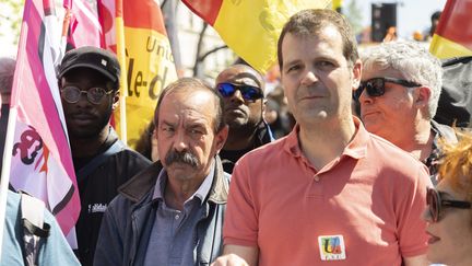 Benoît Teste de la FSU aux côtés de Philippe Martinez de la CGT, le 16 avril 2022 lors d'une manifestation de l'entre-deux-tours de la présidentielle. (VINCENT ISORE / MAXPPP)