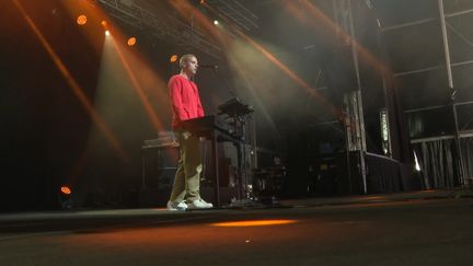 Le chanteur Hervé sur la scène du festival des Grandes Marées (France 3 Normandie)