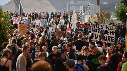 Des jeunes néo-zélandais manifestent pour la protection du climat à Wellington (Nouvelle-Zélande), le 15 mars 2019.&nbsp; (MARTY MELVILLE / AFP)