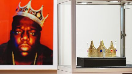 La couronne en plastique portée par le rappeur Notorious Big lors d'une séance photo réalisée par Barron Claiborne en 1997, exposée chez Sotheby's à New York. (CINDY ORD / GETTY IMAGES NORTH AMERICA)