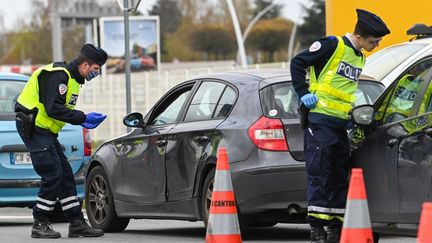 Un contrôle de police à Faches-Thumesnil, près de Lille, le 3 avril 2020. (DENIS CHARLET / AFP)