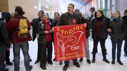 Des intermittents du spectacle occupent l'Organisation économique, de la Coopération et du Développement le 14 novembre, à Paris
 (THOMAS SAMSON / AFP)