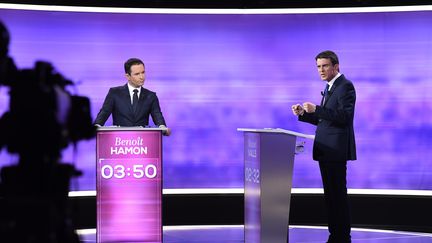 Benoît Hamon et Manuel Valls, lors du débat de l'entre-deux-tours, mercredi 25 janvier 2017.&nbsp; (BERTRAND GUAY / AFP)