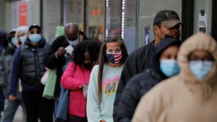 Plusieurs dizaines d'Américains doivent faire la queue pour voter dans le Bronx, à New York, le 25 octobre 2020. (ANDREW KELLY / REUTERS)