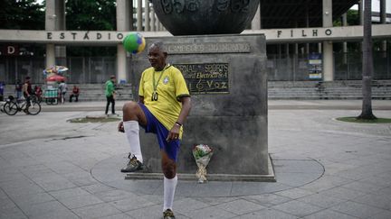 Un homme rend hommage à Pelé devant le stade Maracanã de Rio de Janeiro, le 29 décembre 2022. (MAURO PIMENTEL / AFP)