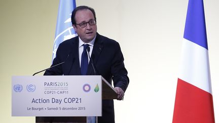 François Hollande s'exprime au Bourget, le 5 décembre 2015. (THOMAS SAMSON / AFP)