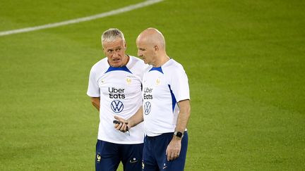 Didier Deschamps prend conseil auprès de son adjoint Guy Stéphan lors de l'entraînement de l'équipe de France à Doha, le 17 novembre 2022. (FRANCK FIFE / AFP)