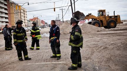 Des pompiers &agrave; Long Beach (New York) apr&egrave;s le passage de Sandy, le 31 octobre 2012. (ANDREW BURTON / GETTY IMAGES)