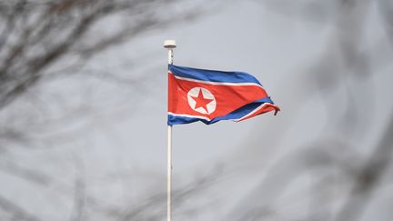Le drapeau nord-coréen à l'ambassade de Pékin (Chine), le 9 ars 2018. (GREG BAKER / AFP)