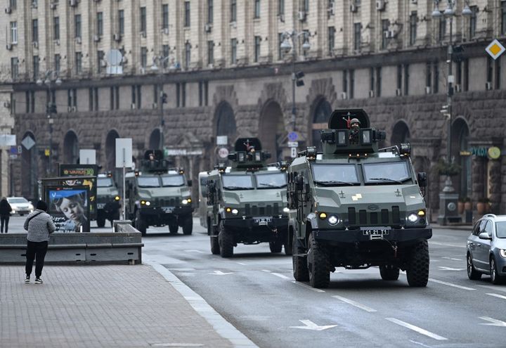 Des véhicules militaires ukrainiens passent devant la place de l'Indépendance dans le centre de Kiev, le 24 février 2022.&nbsp; (DANIEL LEAL / AFP)