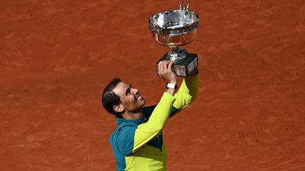 L'Espagnol Rafael Nadal remporte le tournoi de Roland-Garros pour la 14e fois de sa carrière, le 5 juin 2022 à Paris. (CHRISTOPHE ARCHAMBAULT / AFP)