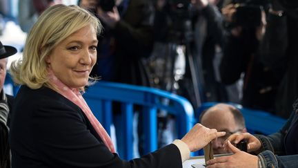 La pr&eacute;sidente du Front national, Marine Le Pen, vote pour les d&eacute;partementales,&nbsp;le 22 mars 2015, &agrave; H&eacute;nin-Beaumont (Pas-de-Calais). (DENIS CHARLET / AFP)