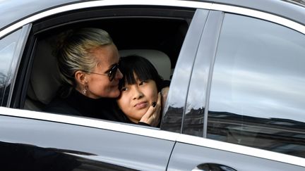 Laeticia Hallyday et sa fille Jade, lors de l'hommage populaire à Johnny Hallyday à Paris le 9 décembre 2017. (BERTRAND GUAY / AFP)