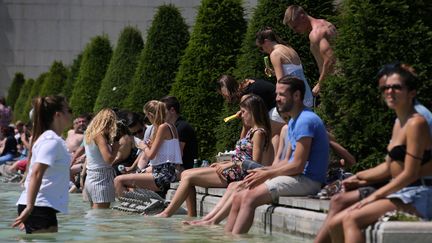 A Paris, le phénomène de canicule est accentué par ce qu'on appelle des "îlots de chaleur".&nbsp; (LUDOVIC MARIN / AFP)