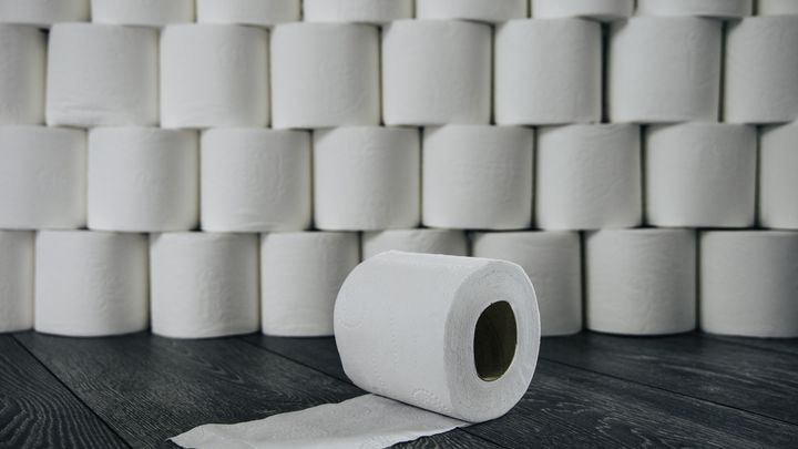 Les PFAS sont utilisées pour leurs propriétés antiadhésives très pratiques. On en trouve même dans le papier toilette. (THEGOODLY / AFP)