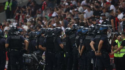 Les forces de l'ordre sont intervenues pour calmer les débordements lors de la rencontre entre Nice et Marseille. (VALERY HACHE / AFP)