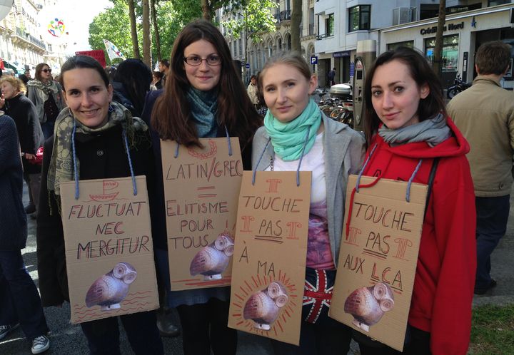 Ana&iuml;s (troisi&egrave;me en partant de la gauche) est professeure-stagiaire de lettres classiques au coll&egrave;ge Sonia-Delaunay &agrave; Paris (19e arrondissement). (JULIE RASPLUS / FRANCETV INFO)