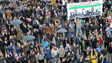 Des milliers de Syriens manifestent le 17 février 2012 pour le départ de Bachar al-Assad. (Bulent Kilic / AFP)