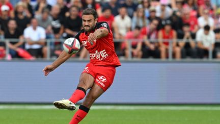 Melvyn Jaminet sous le maillot du Racing club toulonnais, lors du match de Top 14 contre l'ASM Clermont Auvergne, au stade Marol de Toulon, le 2 juin 2024. (NICOLAS TUCAT / AFP)