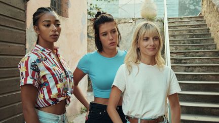 De gauche à droite, Manon Bresch, Adèle Exarchopoulos et Mélanie Laurent dans une scène du film "Voleuses" de Mélanie Laurent. (GAEL TURPO/NETFLIX)