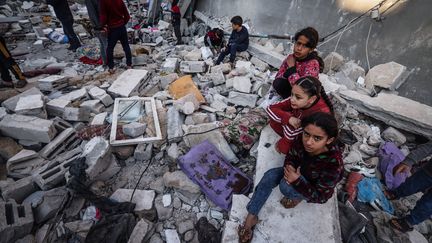 Palestinians in the rubble after a bombing in Rafah, in the south of the Gaza Strip, December 29, 2023. (- / AFP)