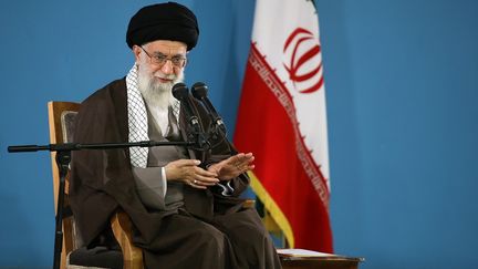 L'ayatollah Khameini s'exprime devant des étudiants, le 3&nbsp;novembre 2015, à Téhéran (Iran). (SUPREME LEADER'S PRESS OF / ANADOLU AGENCY / AFP)